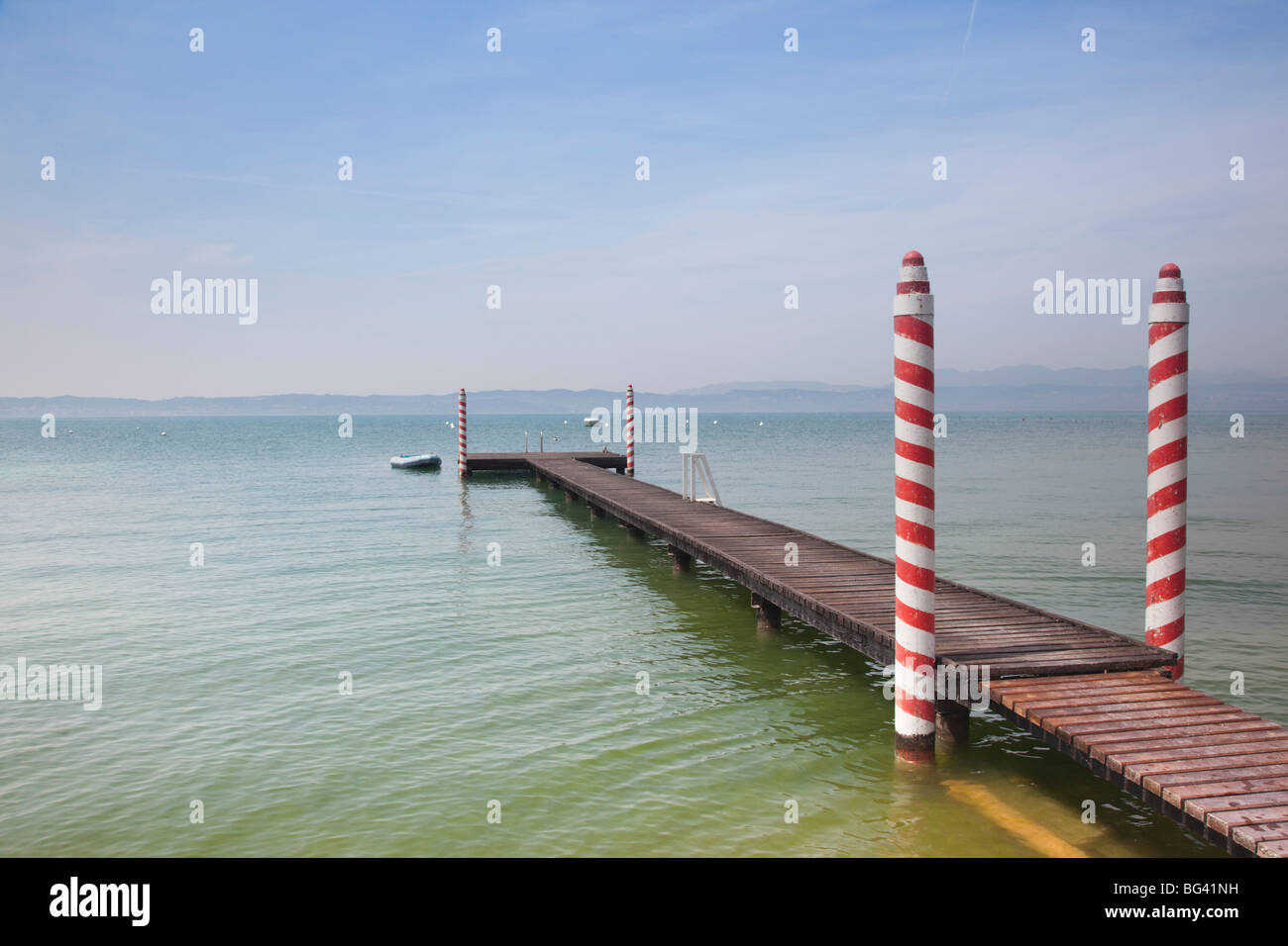 L'Italia, Lombardia, Lake District, il Lago di Garda e Sirmione, Lakeside Pier Foto Stock