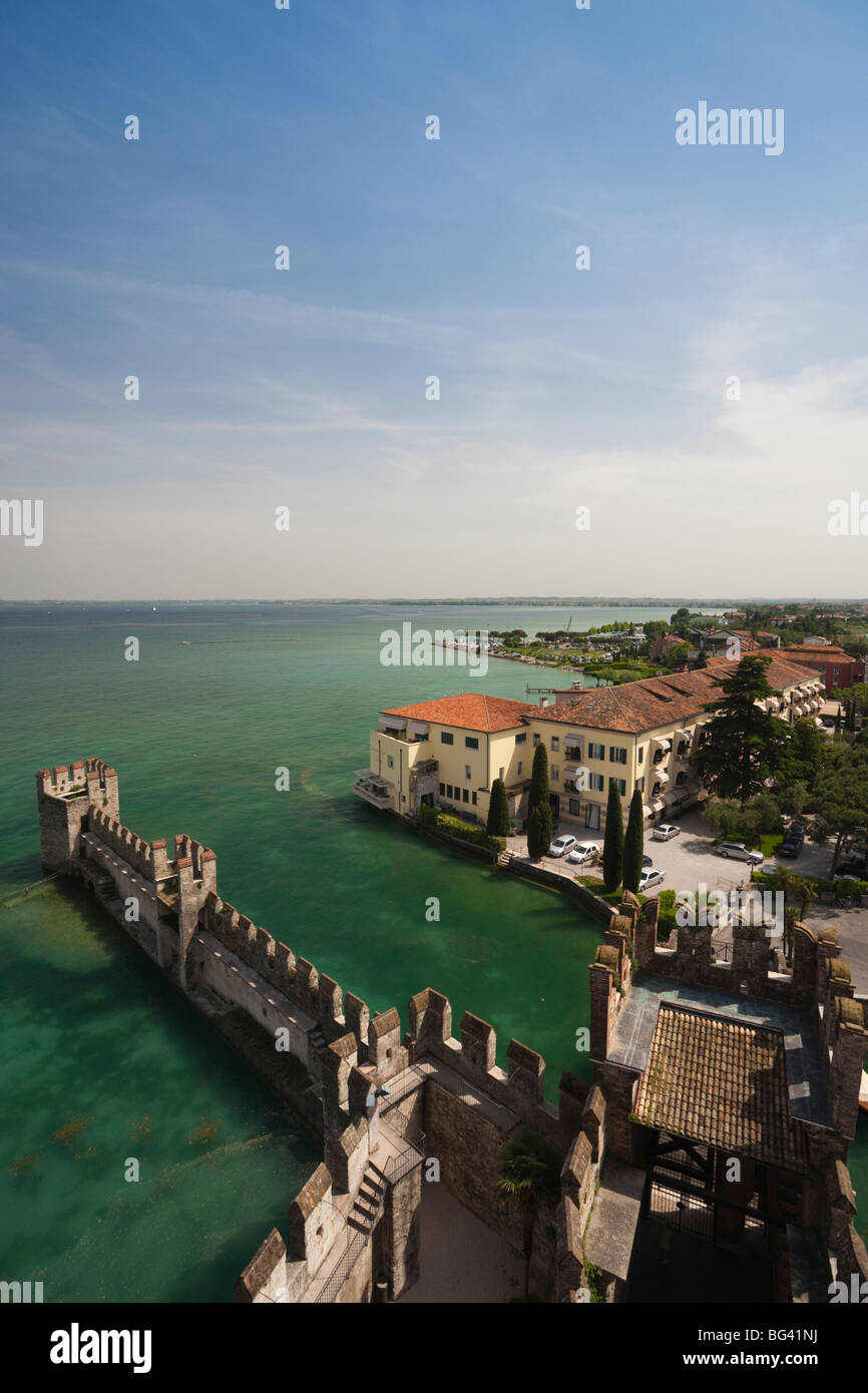 L'Italia, Lombardia, Lake District, il Lago di Garda e Sirmione, Castello Scaligero, b.1250, vista del fossato del castello Foto Stock
