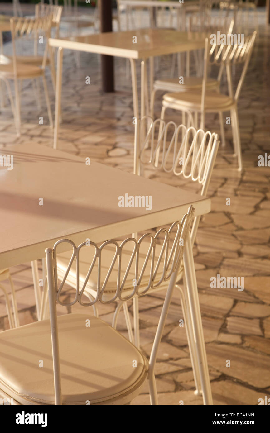 L'Italia, Lombardia, Lake District, il Lago di Garda e Sirmione, cafe tavoli a Lakeside Foto Stock