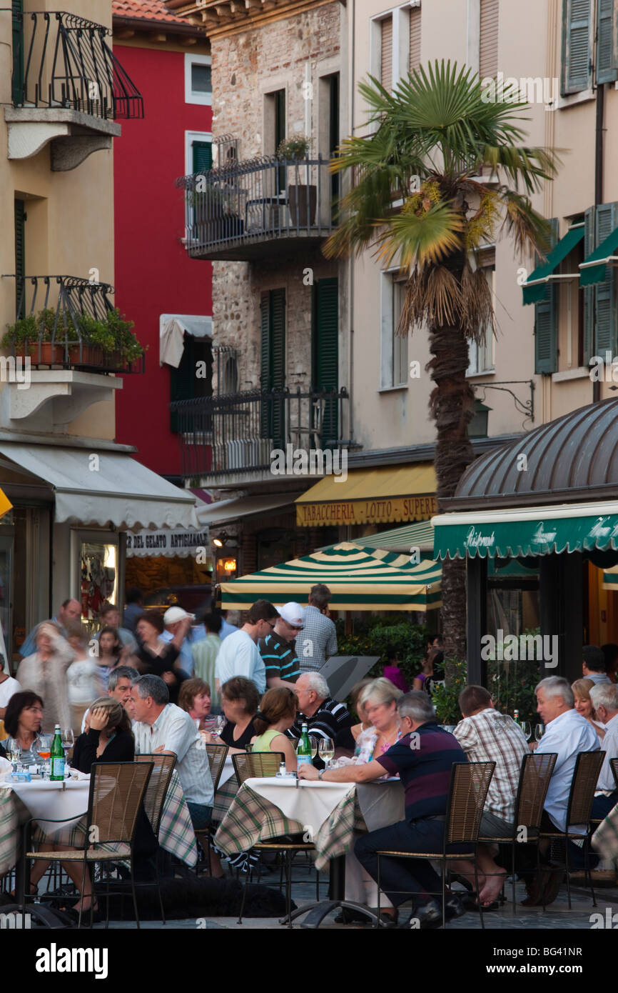 L'Italia, Lombardia, Lake District, il Lago di Garda e Sirmione, Piazza Carducci caffè Foto Stock