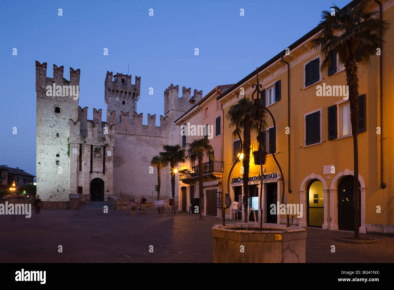 L'Italia, Lombardia, Lake District, il Lago di Garda e Sirmione, Castello Scaligero, b.1250, da Piazza Castello Foto Stock