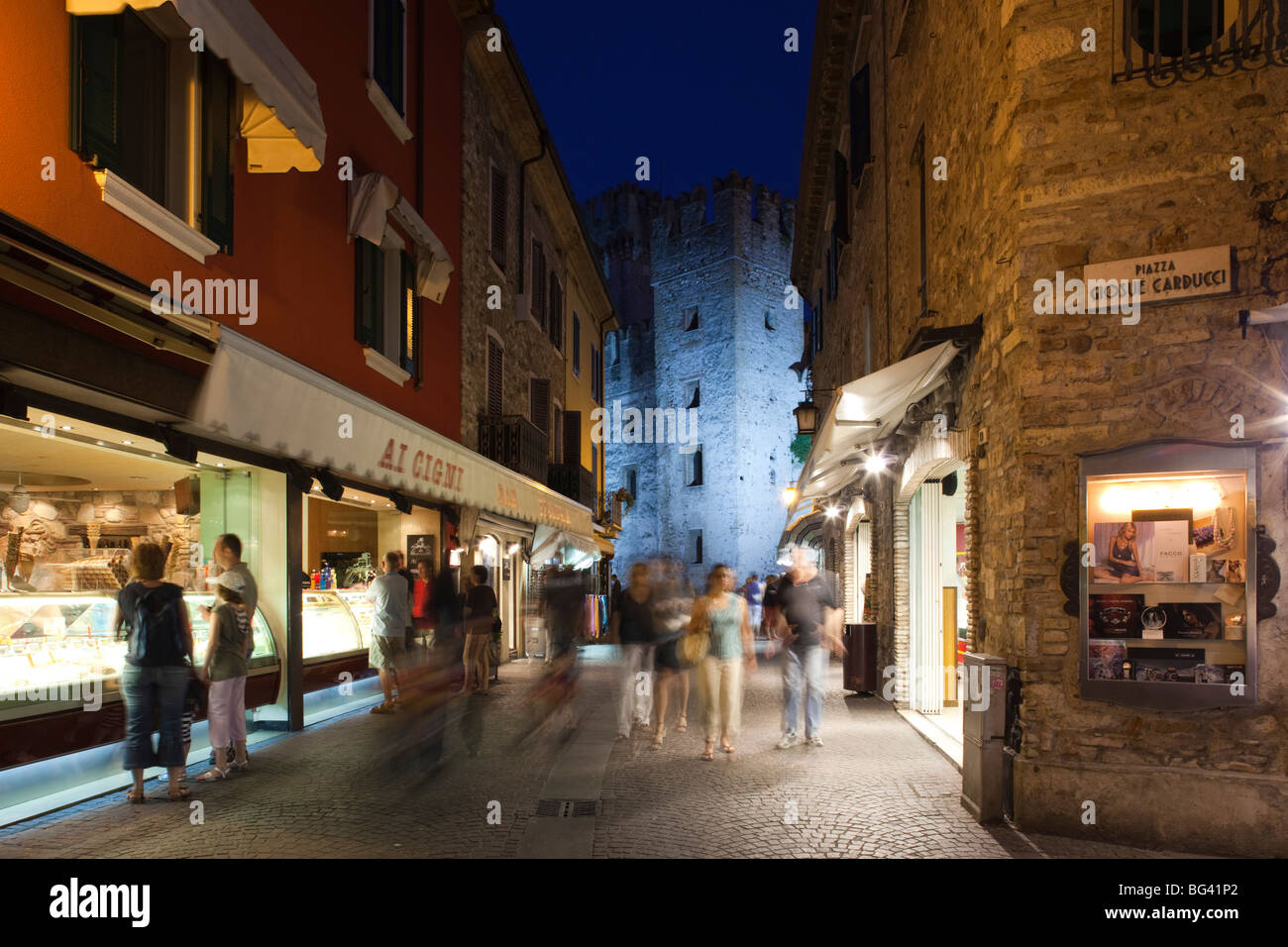 L'Italia, Lombardia, Lake District, il Lago di Garda e Sirmione, passeggiate nella città vecchia vicino a Castello Scaligero, b.1250 Foto Stock