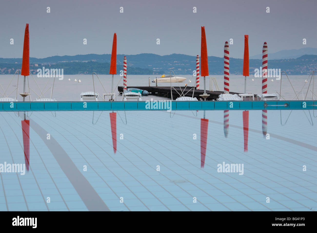 L'Italia, Lombardia, Lake District, il Lago di Garda e Sirmione, Lakeside Piscina Foto Stock