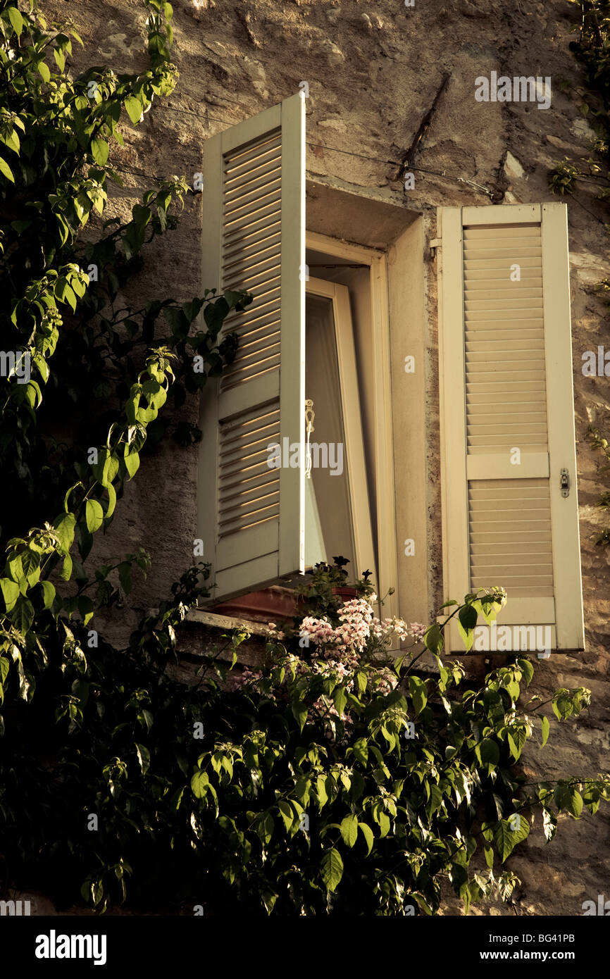 L'Italia, Lombardia, Lake District, il Lago di Garda e Sirmione, finestra dettaglio Foto Stock