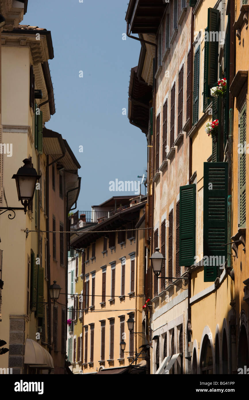 L'Italia, Lombardia, Lake District, il Lago di Garda, Salò, vecchi edifici del comune Foto Stock