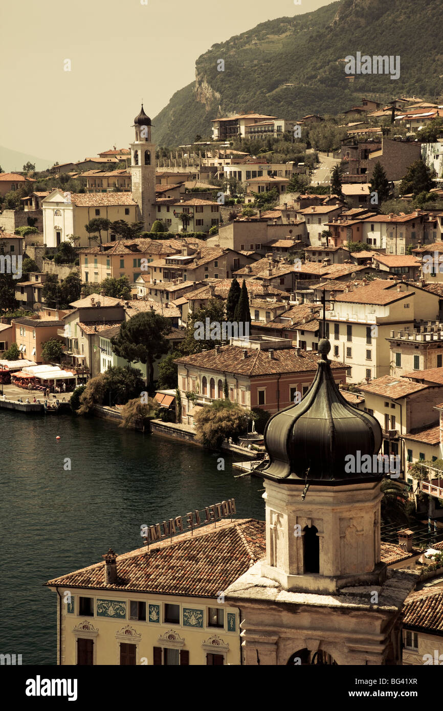 L'Italia, Lombardia, Lake District, il Lago di Garda, Limone sul Garda, vista città con la chiesa di San Benedetto Foto Stock
