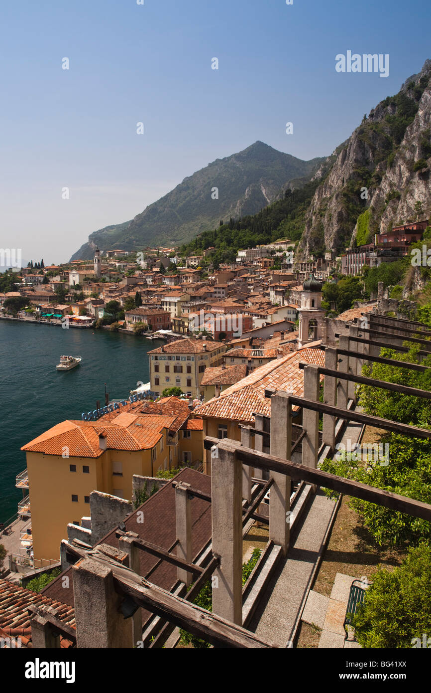 L'Italia, Lombardia, Lake District, il Lago di Garda, Limone sul Garda, città vista da alberi di limone Foto Stock
