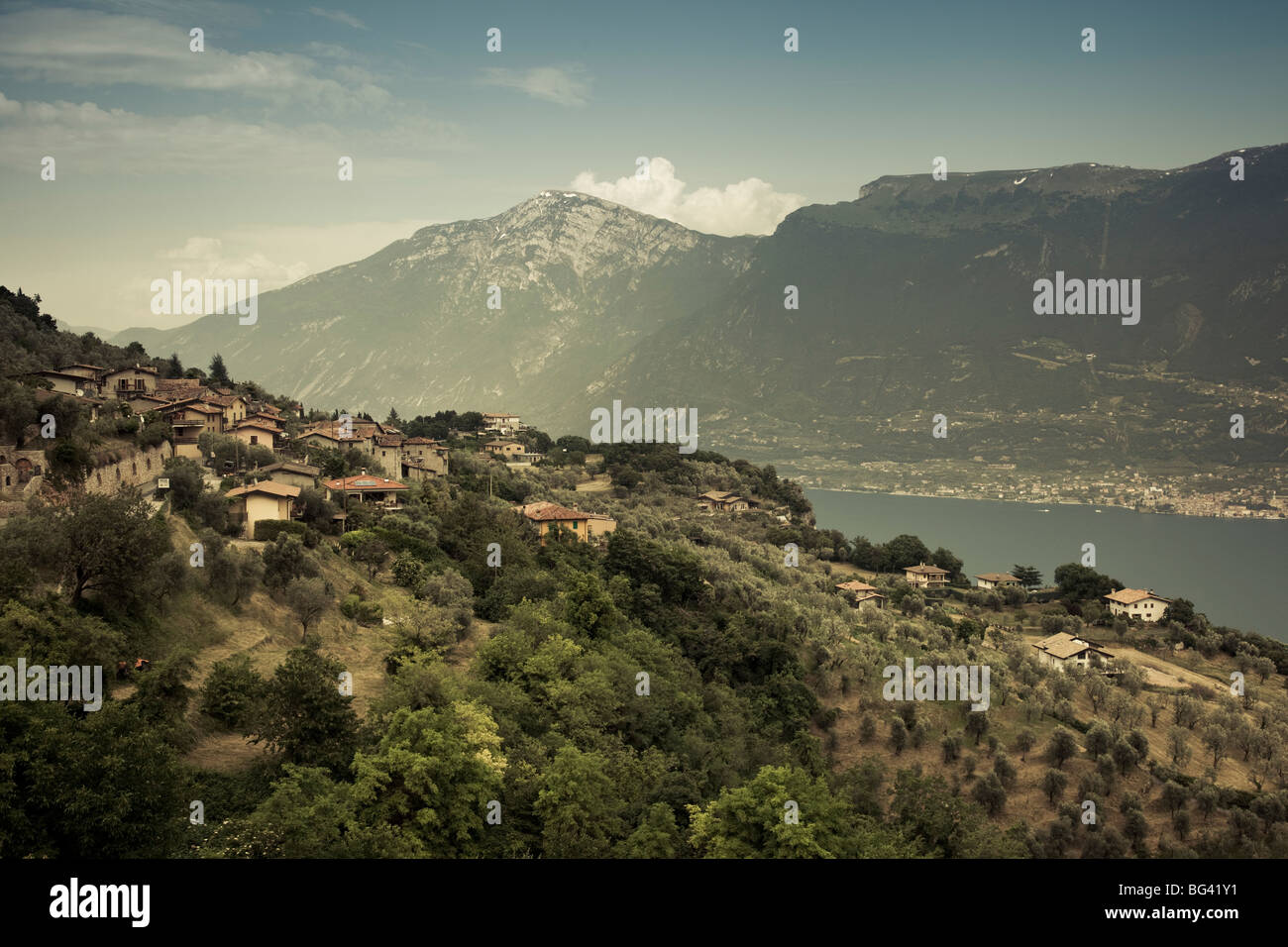 L'Italia, Lombardia, Lake District, il Lago di Garda, Tremosine altopiano, Pieve, alto paesaggio lacustre Foto Stock