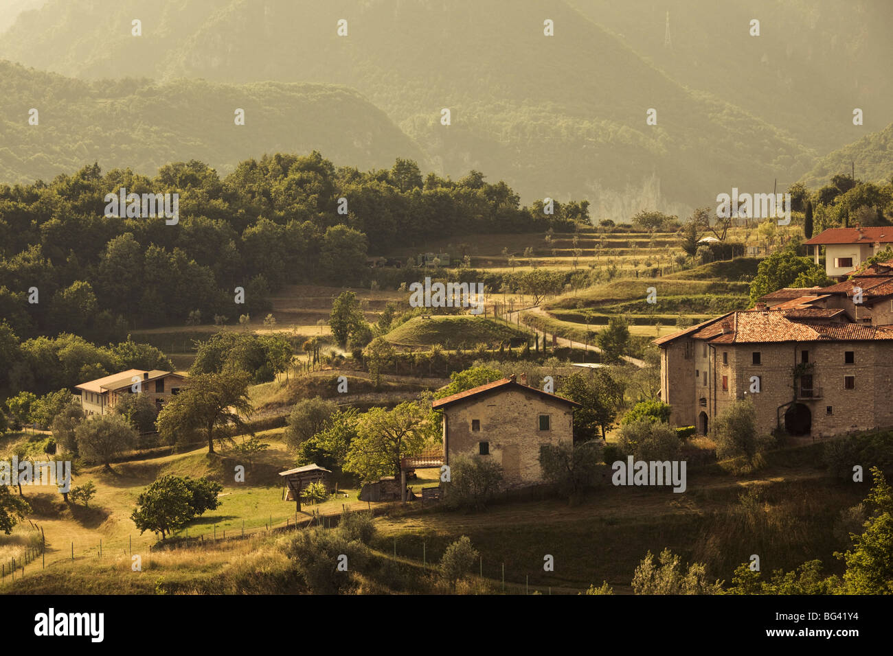 L'Italia, Lombardia, Lake District, il Lago di Garda, Tremosine altopiano, paesaggio di montagna da Cadignano Foto Stock