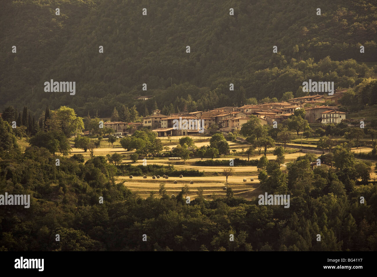 L'Italia, Lombardia, Lake District, il Lago di Garda, Tremosine altopiano, paesaggio di montagna da Cadignano Foto Stock