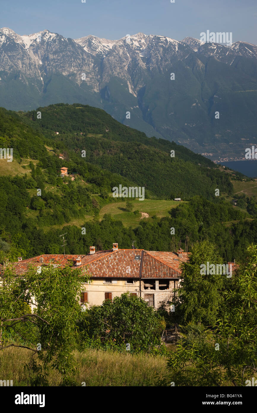 L'Italia, Lombardia, Lake District, il Lago di Garda, Tremosine altopiano, Sermerio, valle ospita Foto Stock