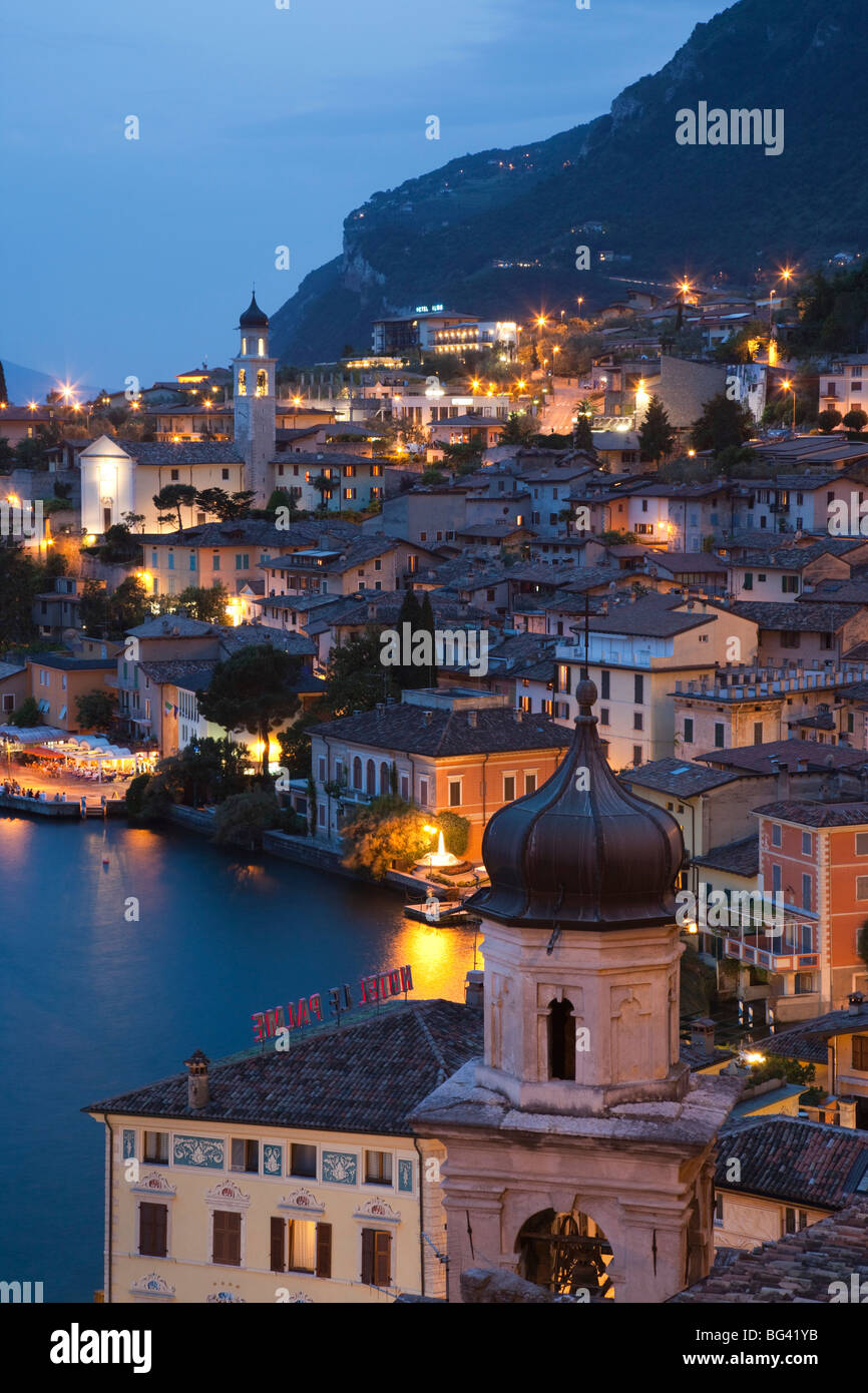 L'Italia, Lombardia, Lake District, il Lago di Garda, Limone sul Garda, antenna vista città Foto Stock