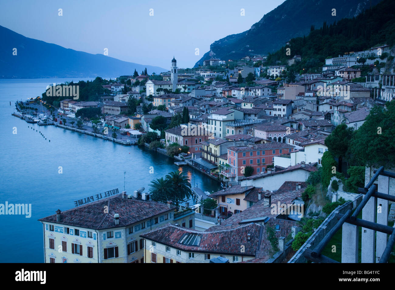 L'Italia, Lombardia, Lake District, il Lago di Garda, Limone sul Garda, antenna vista città Foto Stock
