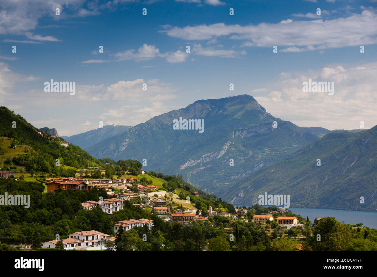 L'Italia, Lombardia, Lake District, il Lago di Garda, Tremosine altopiano, Prabione, vista città Foto Stock