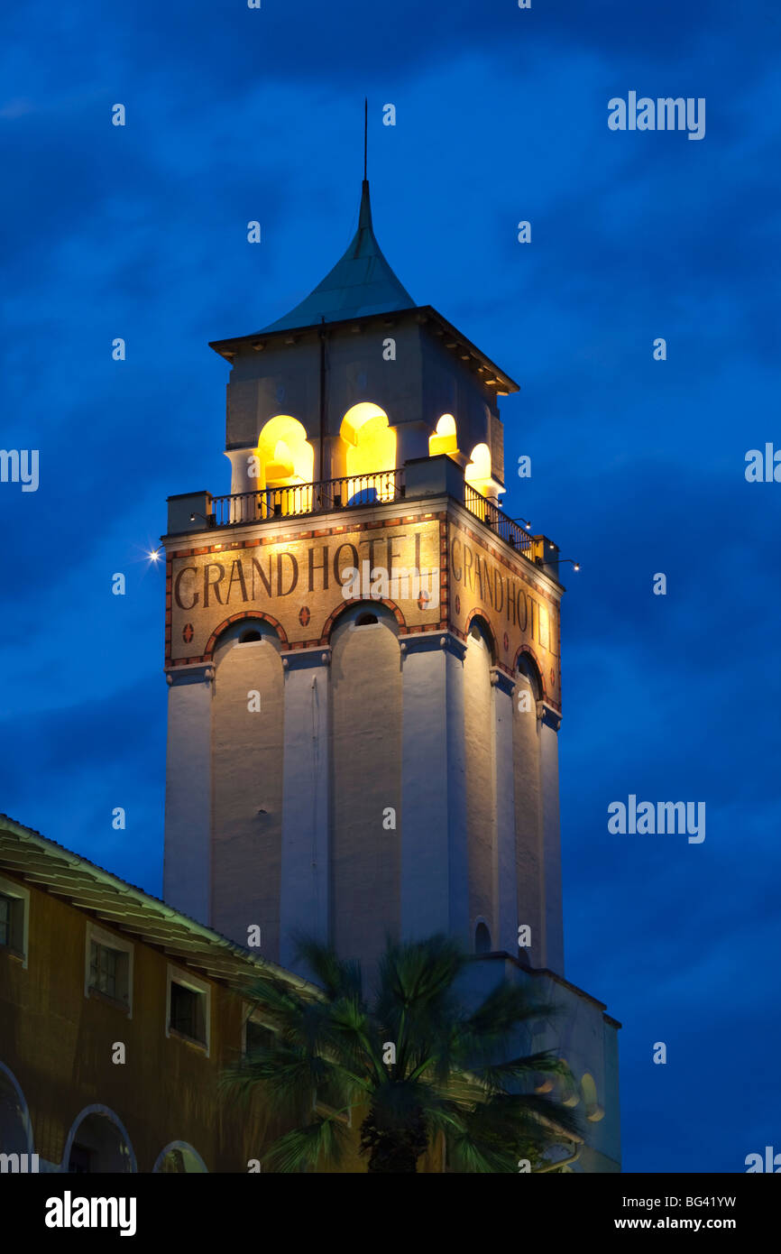 L'Italia, Lombardia, Lake District, sul Lago di Garda Gardone Riviera, torre del Grand Hotel Foto Stock