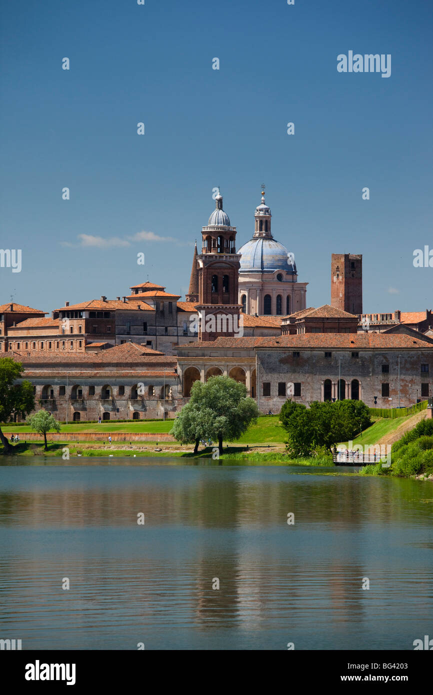 L'Italia, Lombardia, Mantova, vista città e Palazzo Ducale dal Lago Inferiore Foto Stock
