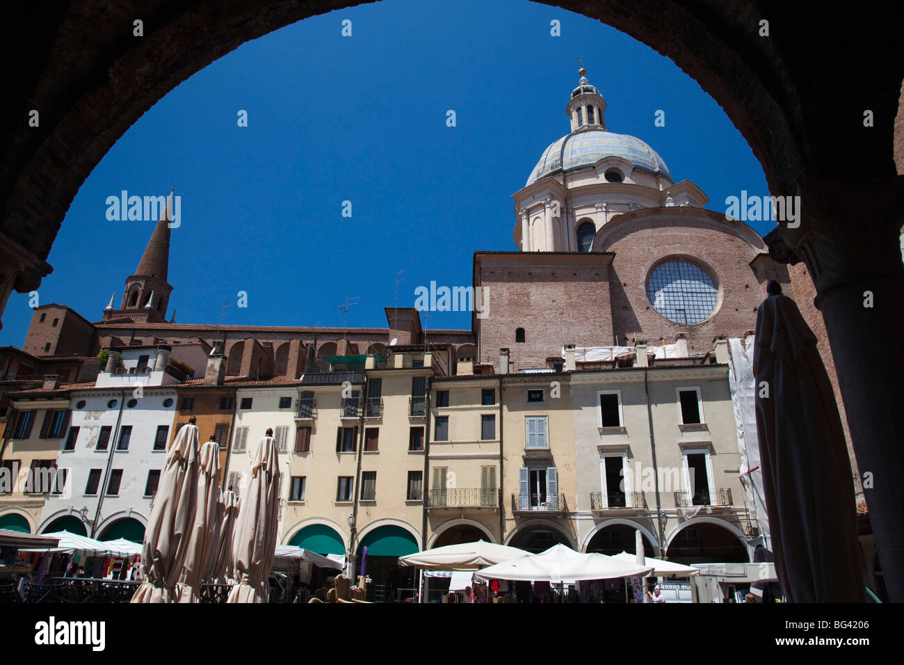 L'Italia, Lombardia, Mantova, arcata vista di Piazza Broletto e la Basilica di Sant Andrea Foto Stock