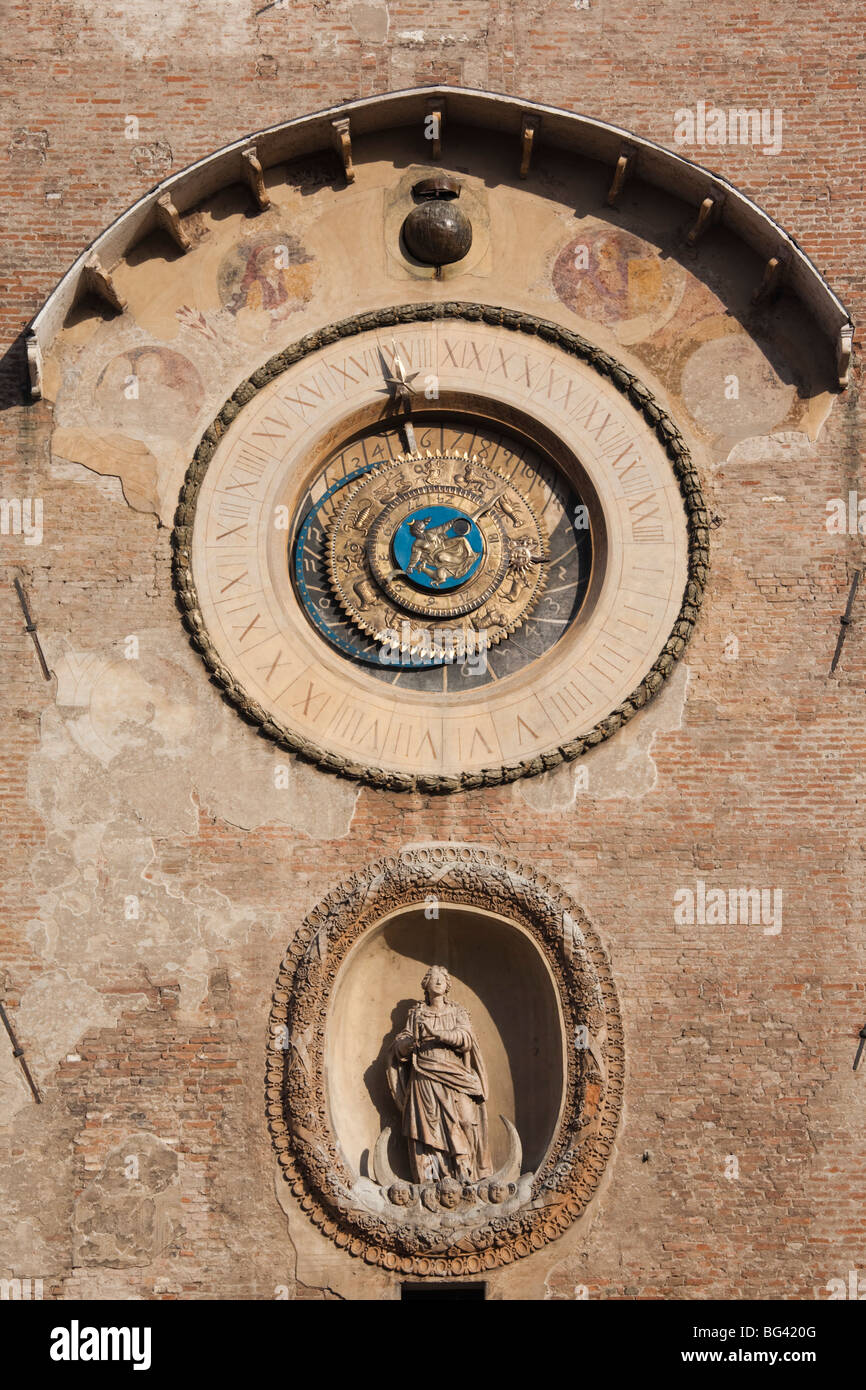 L'Italia, Lombardia, Mantova, Piazza Broletto, Palazzo Broletto, clocktower dettaglio Foto Stock
