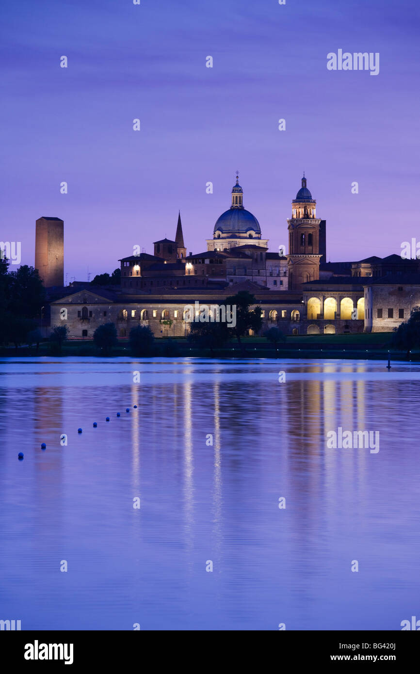 L'Italia, Lombardia, Mantova, vista città e Palazzo Ducale dal Lago Inferiore Foto Stock