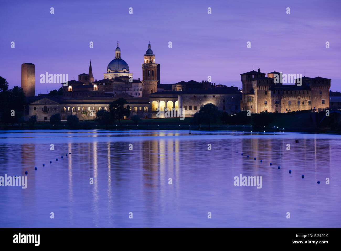 L'Italia, Lombardia, Mantova, vista città e Palazzo Ducale dal Lago Inferiore Foto Stock