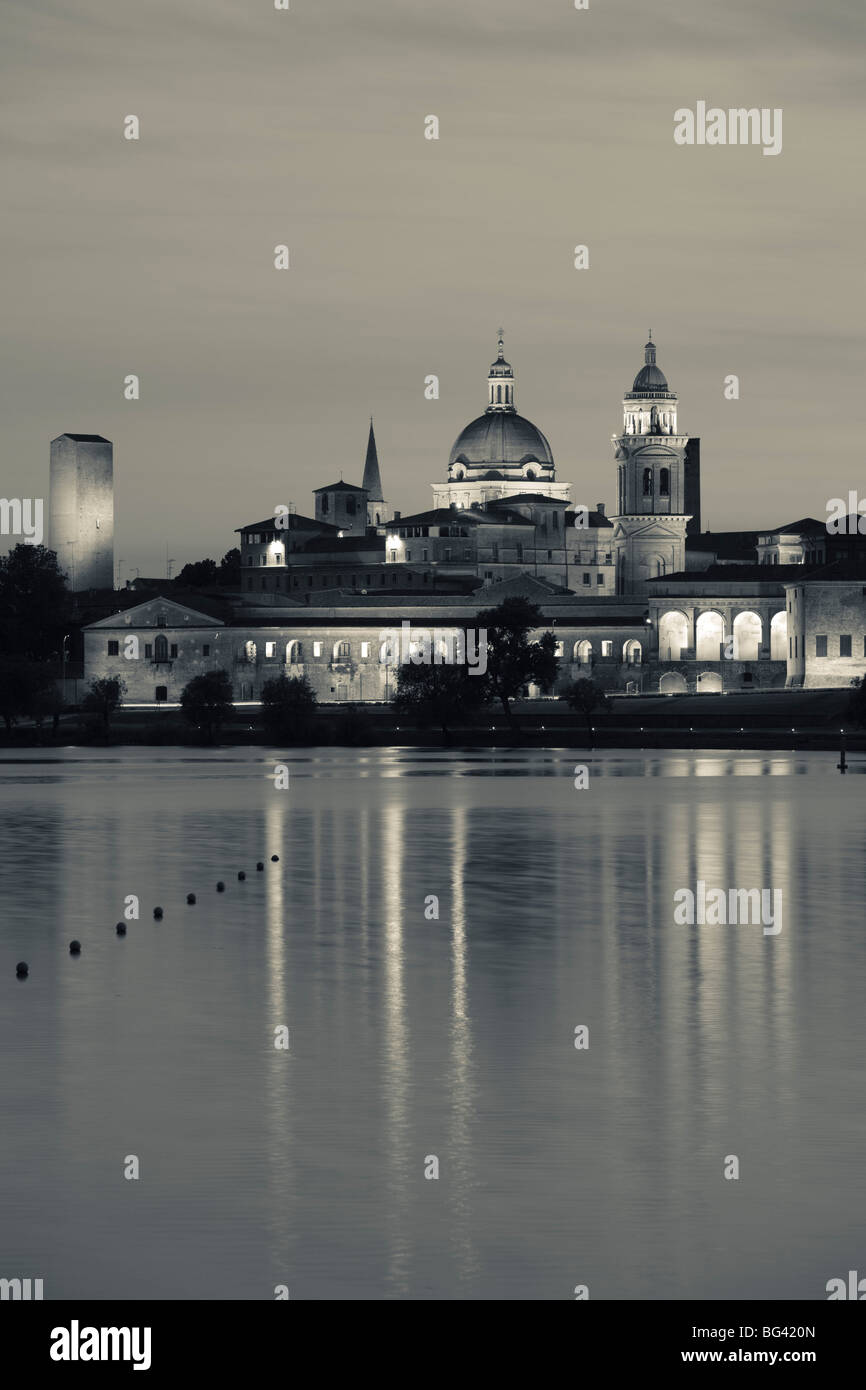 L'Italia, Lombardia, Mantova, vista città e Palazzo Ducale dal Lago Inferiore Foto Stock