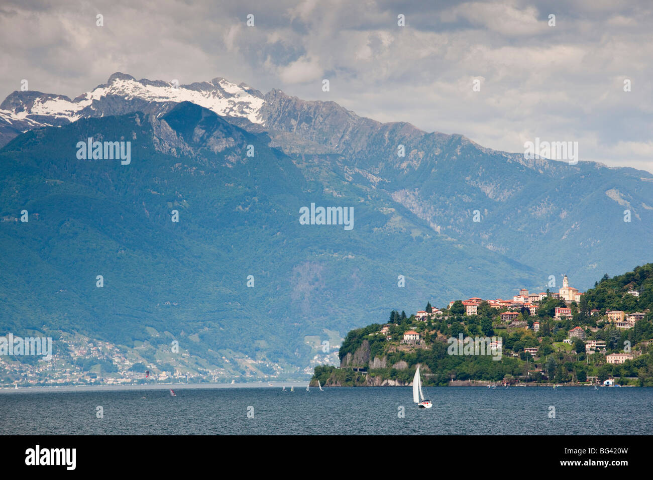 L'Italia, Lombardia, Lago Maggiore, Pino Lago Maggiore, Lago Collina città Foto Stock