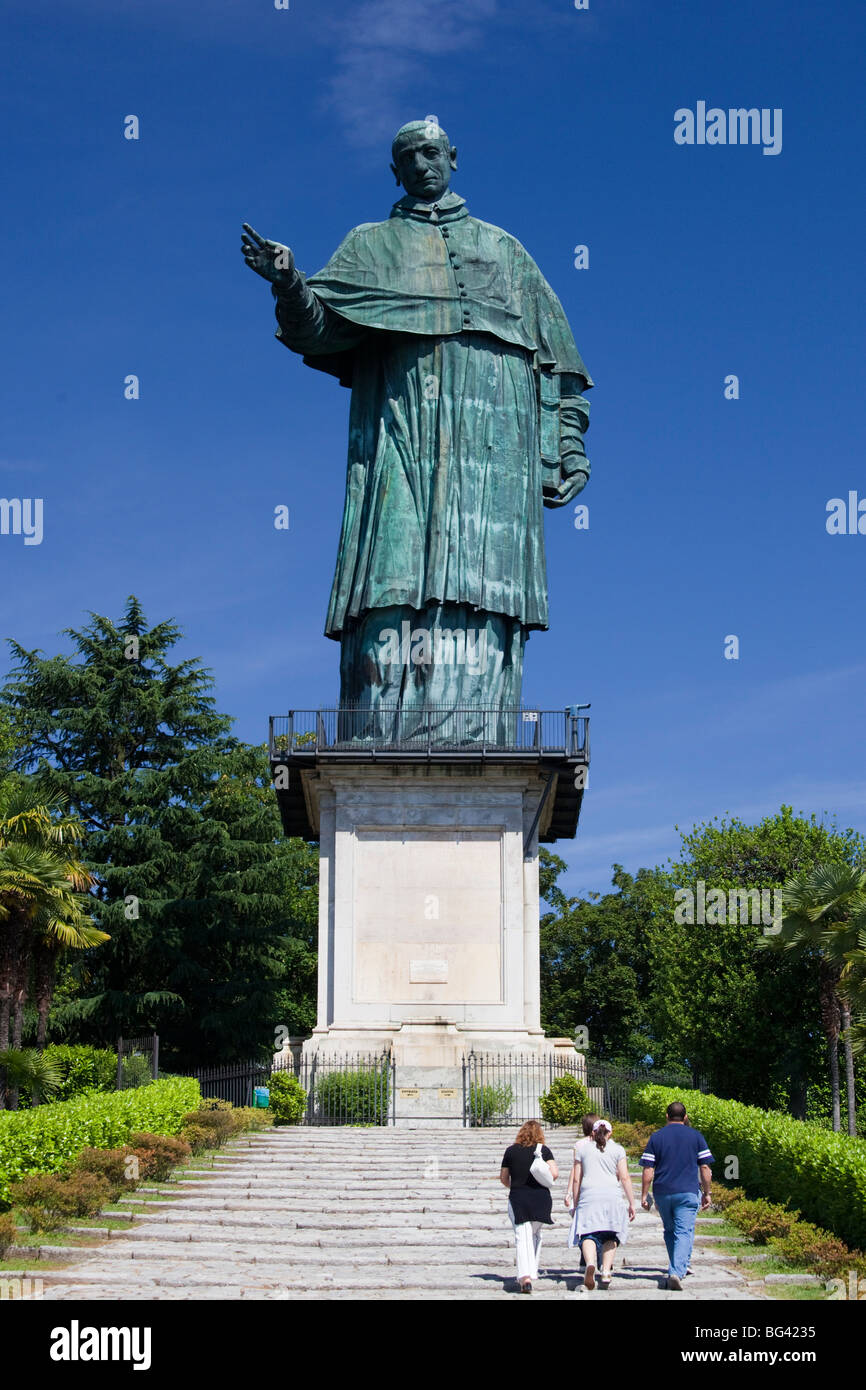 L'Italia, Piemonte, Lago Maggiore, Arona, il Colosso di San Carlone, alta 35 metri la statua di San Carlo Borromeo, b. 1698 Foto Stock