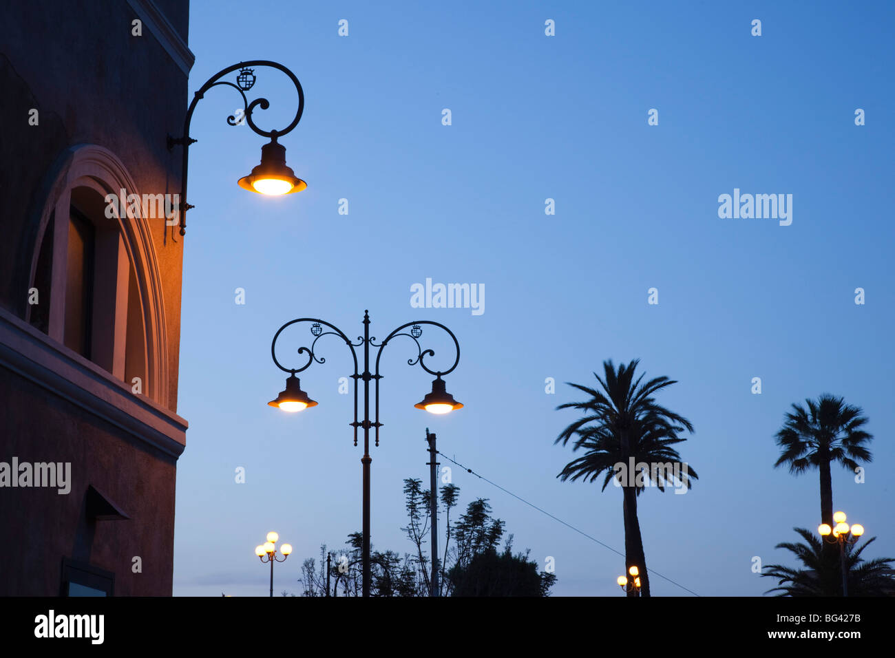 L'Italia, Sardegna, Cagliari, Il Castello Città Vecchia, lampioni al Bastione di Saint Remy, alba Foto Stock