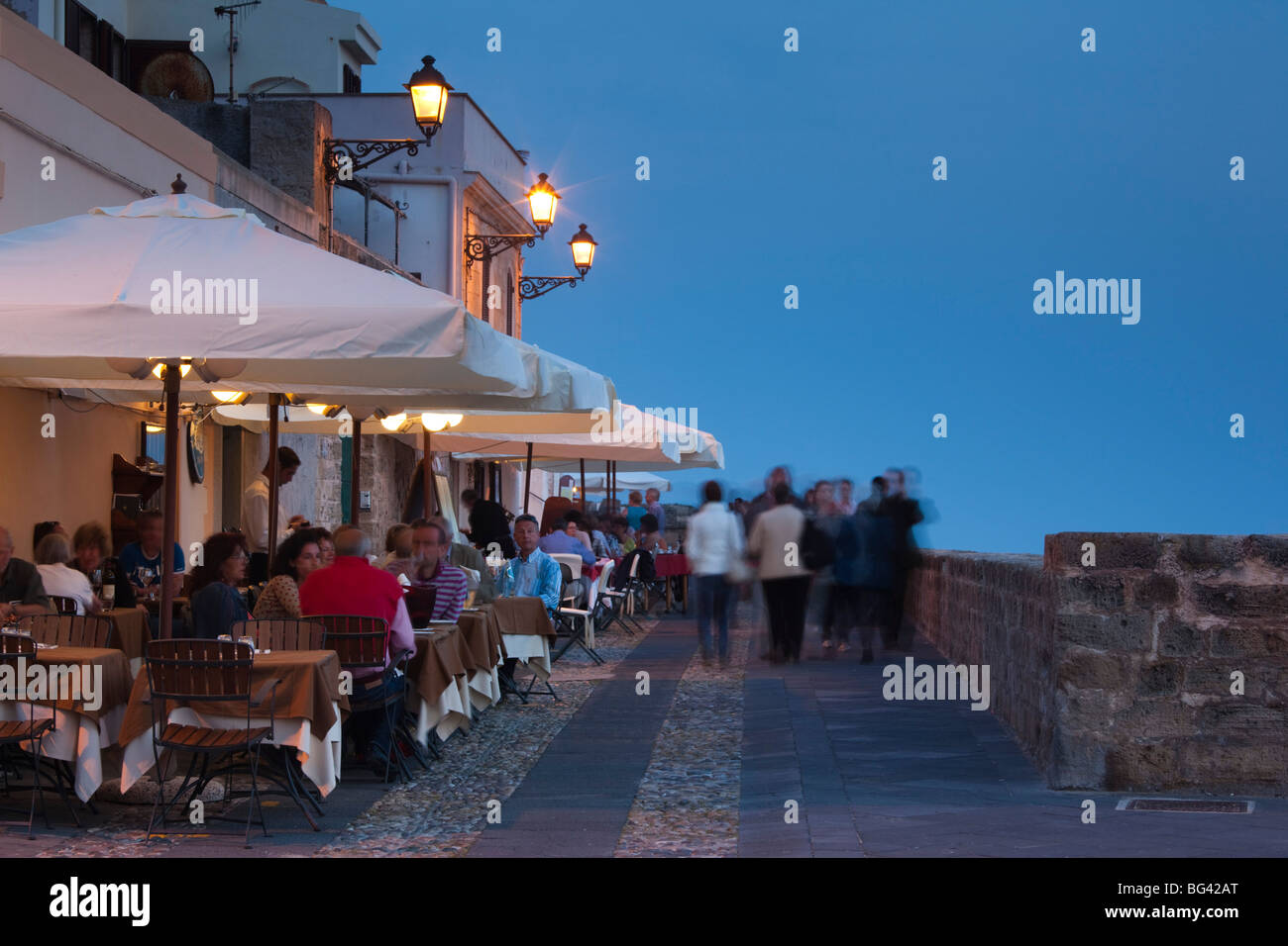 L'Italia, Sardegna, occidentale della Sardegna, Alghero, cafe folla sui bastioni San Marco, NR Foto Stock