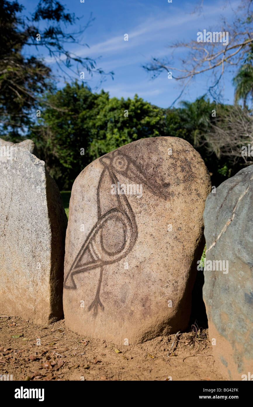 Puerto Rico, centrale Monti, Parque cerimoniale Caguana Indigena (Taino sito cerimoniale), all'interno di petroglifi Taino tribunali a sfera Foto Stock