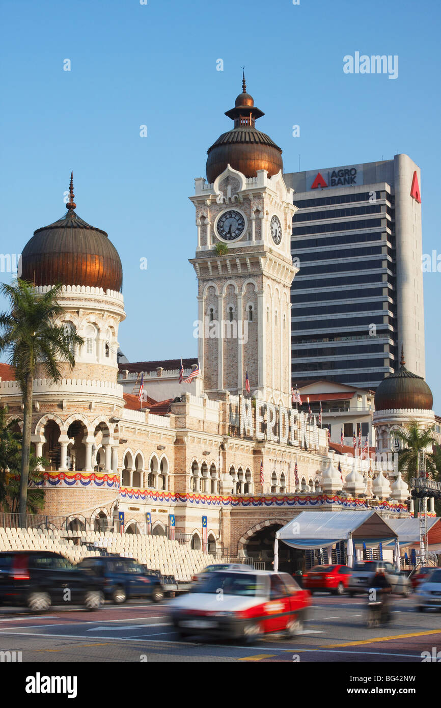 Il traffico che passa Palazzo Sultano Abdul Samad, Merdeka Square, Kuala Lumpur, Malesia, Asia sud-orientale, Asia Foto Stock