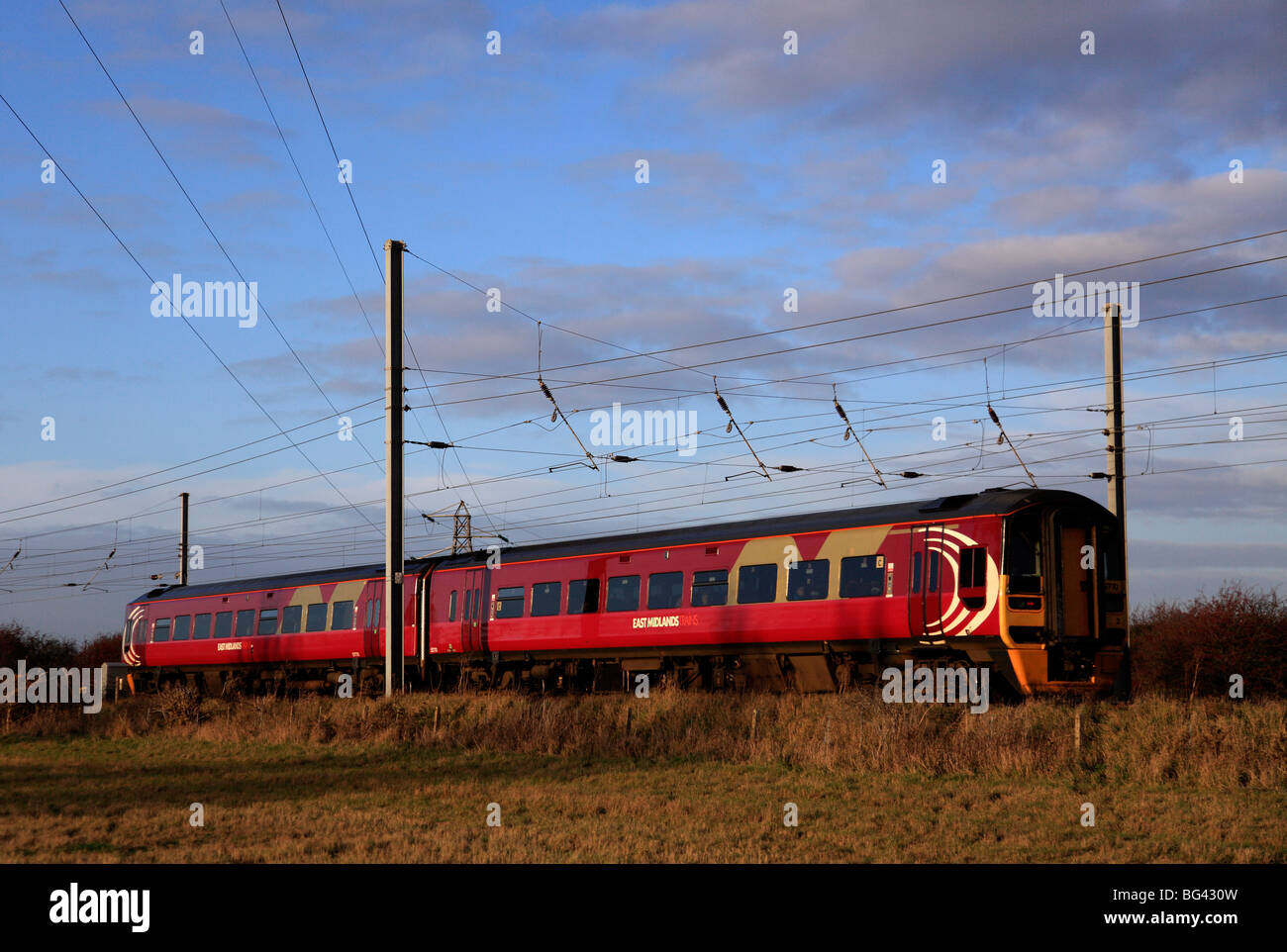 East Midlands Azienda di funzionamento del treno 158770 unità Diesel East Coast Main Line Railway Peterborough Cambridgeshire Foto Stock