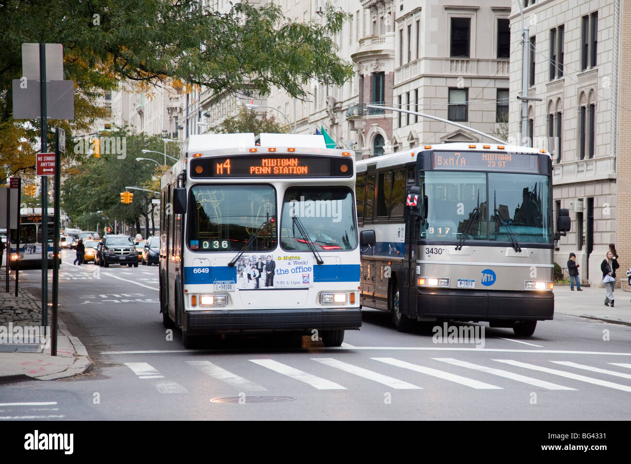 Gli autobus su Madison Avenue a Manhattan, New York City, Stati Uniti d'America Foto Stock