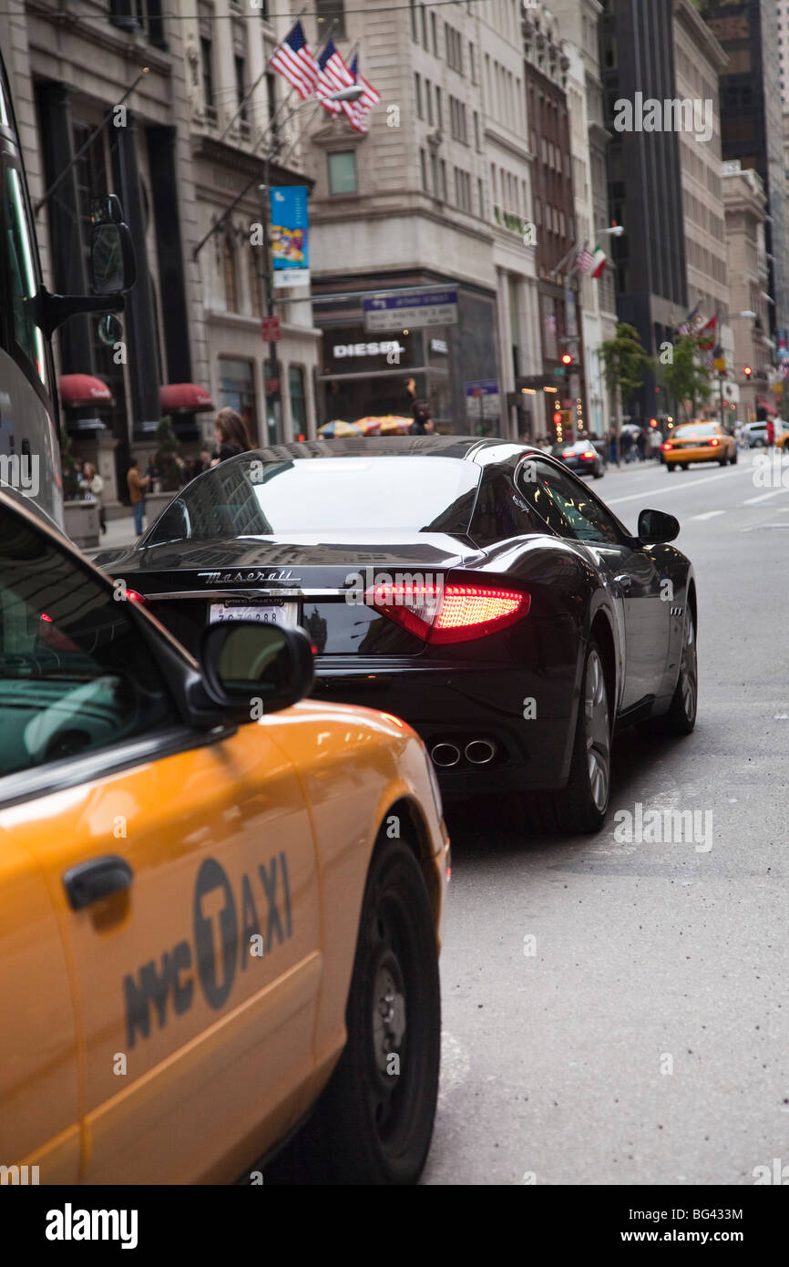 Maserati Auto sportiva, la Fifth Avenue, Manhattan, New York City, Stati Uniti d'America Foto Stock
