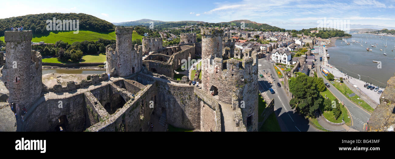 Una vista panoramica di Conwy (Conway) Castello, Conwy, Galles Foto Stock