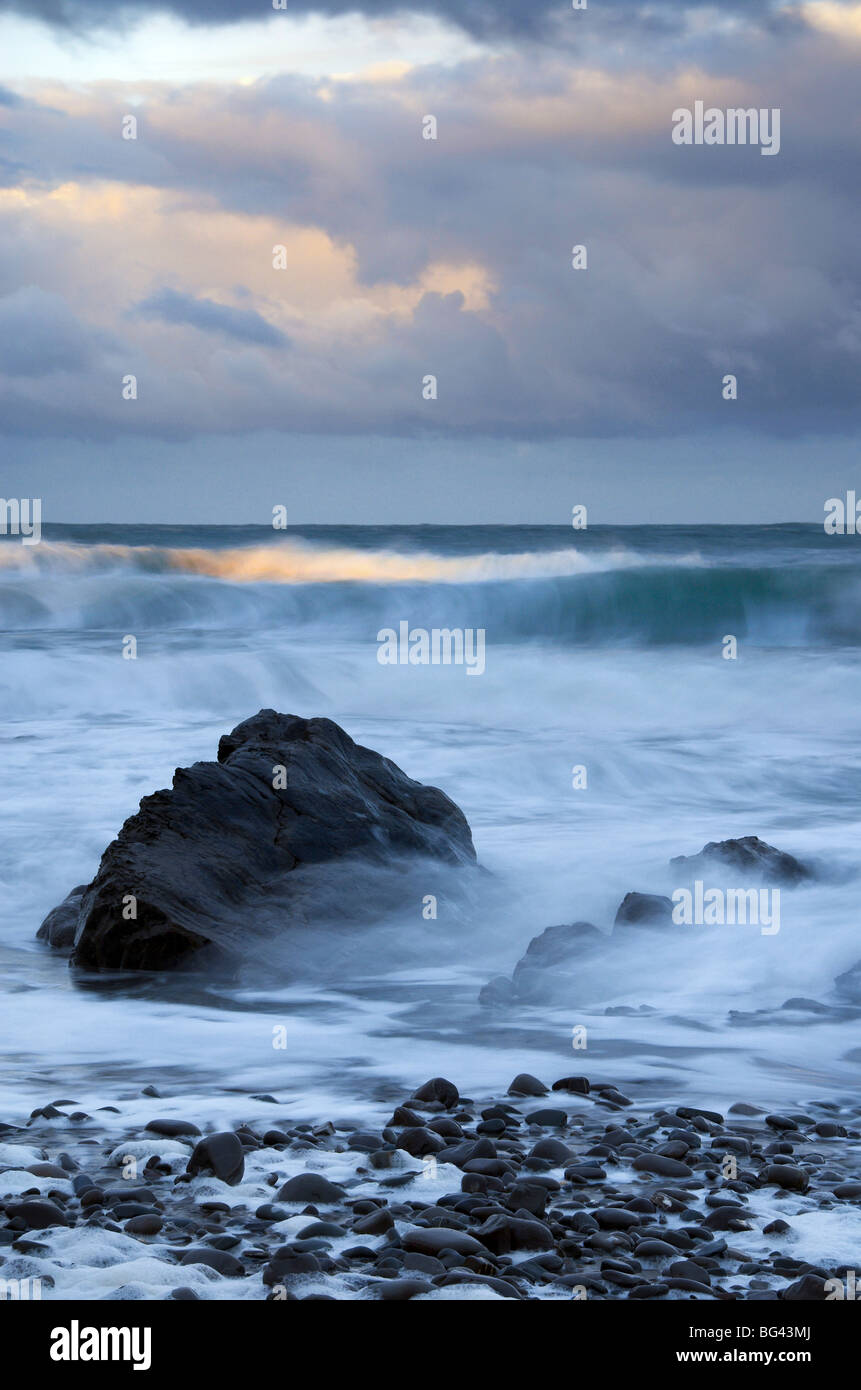 La mattina presto a Widemouth Bay, Cornwall, Regno Unito Foto Stock