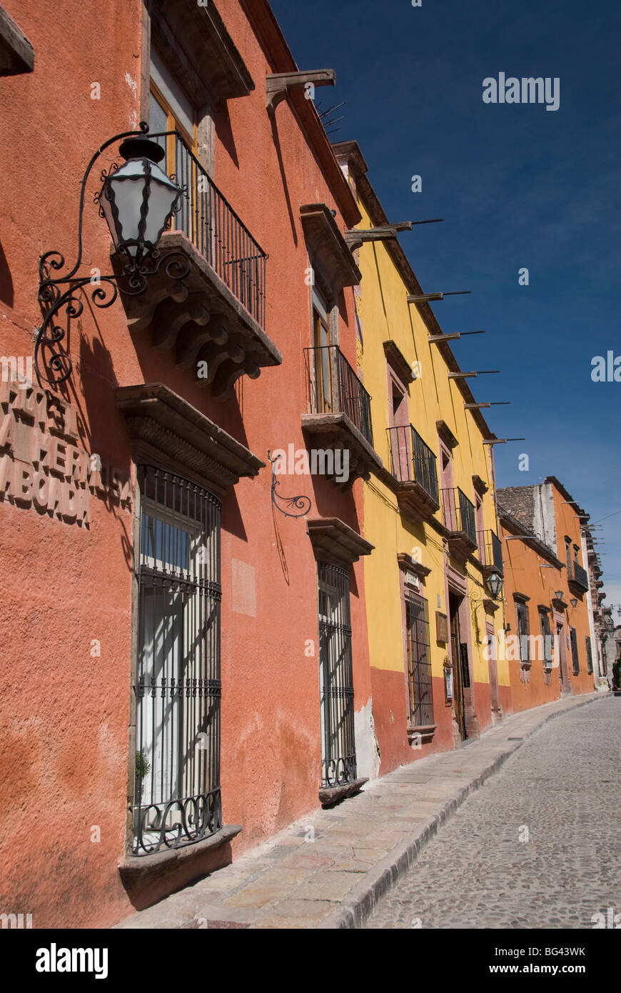 Tipica strada coloniale, San Miguel De Allende, Guanajuato, Messico, America del Nord Foto Stock