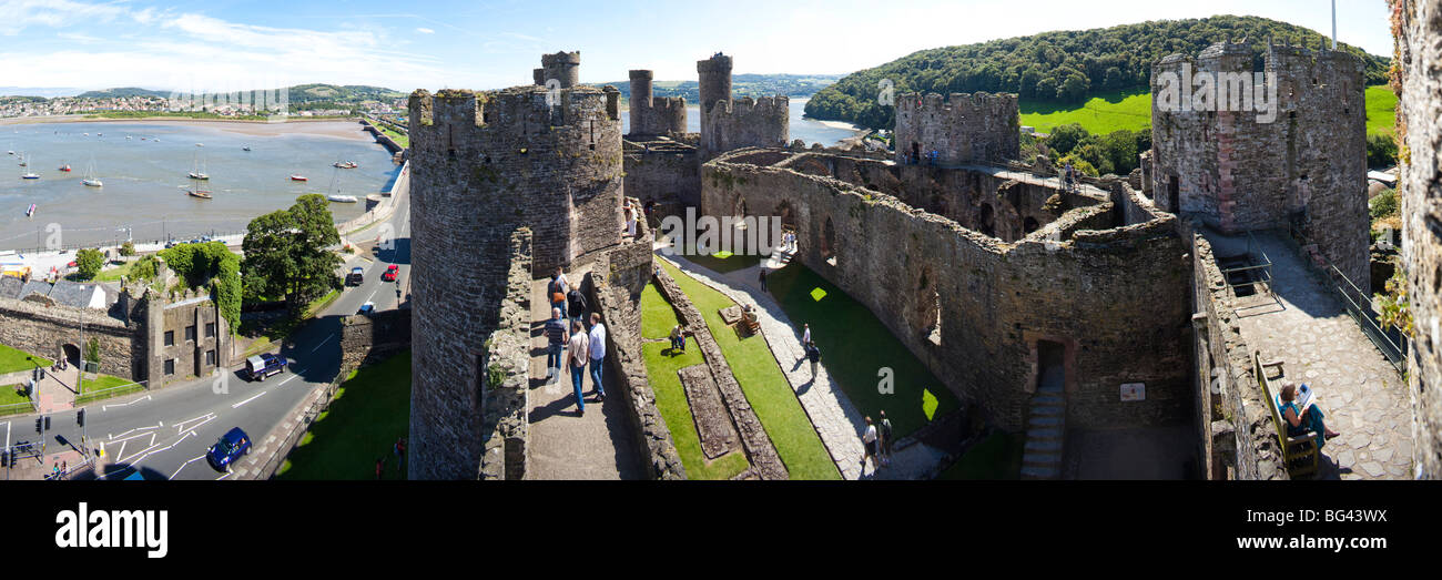 Una vista panoramica di Conwy (Conway) Castello, Conwy, Galles Foto Stock