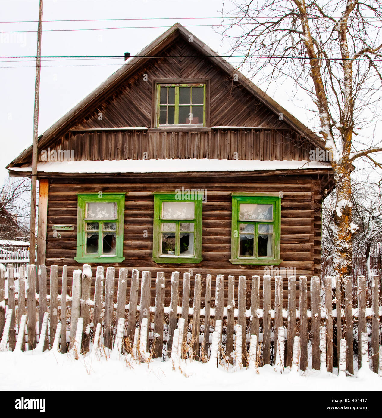 Tradizionale casa di villaggio, Pikalevo, regione di Leningrado, Russia Foto Stock