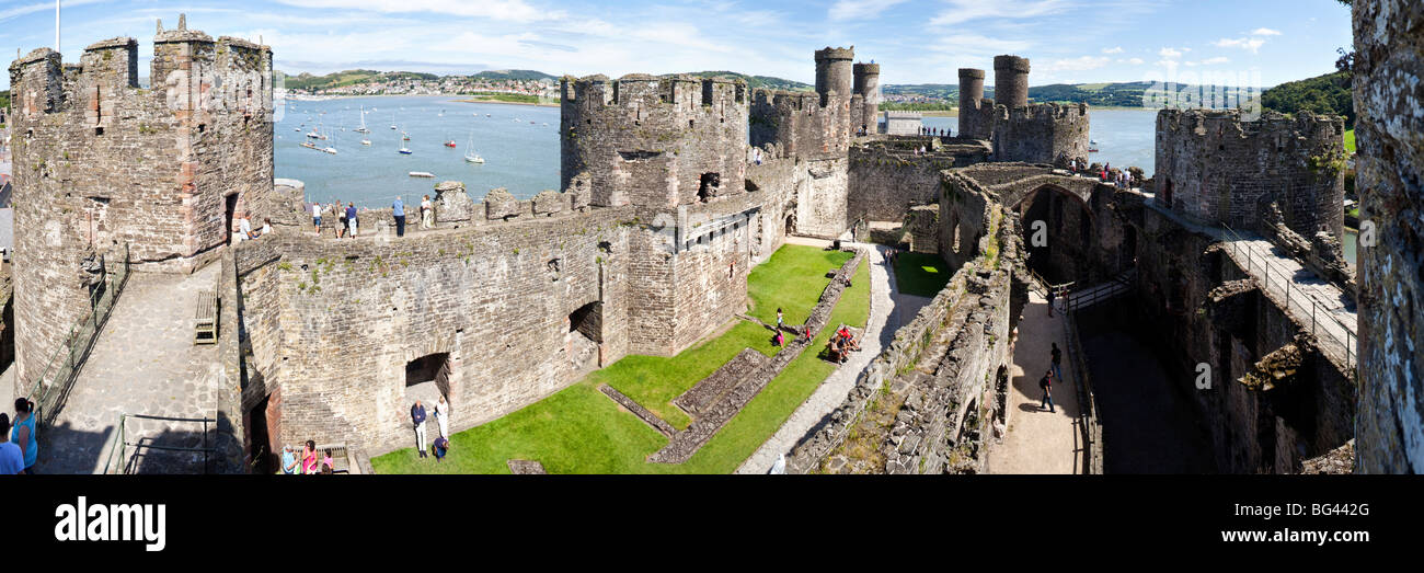 Una vista panoramica di Conwy (Conway) Castello, Conwy, Galles Foto Stock
