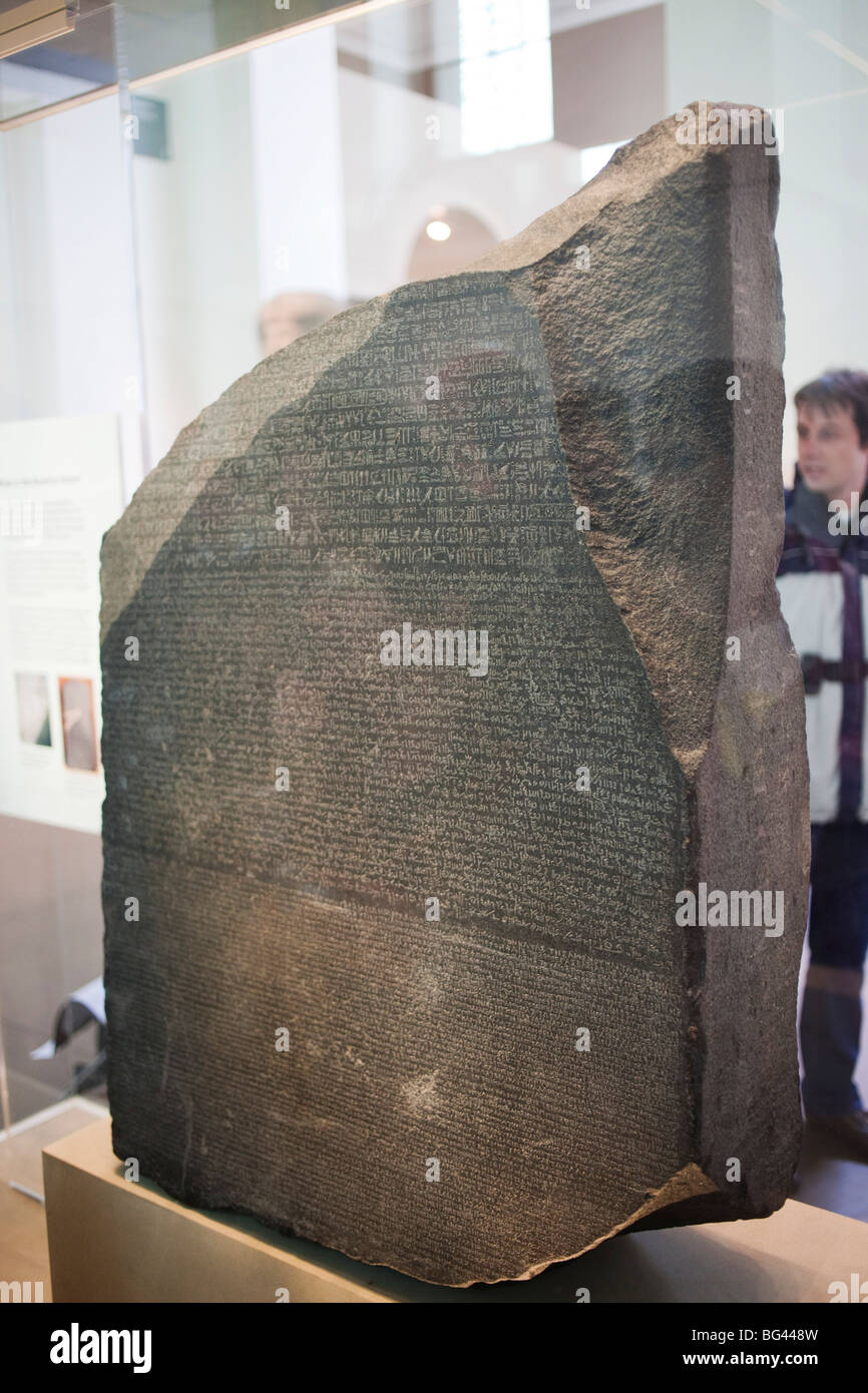 Inghilterra, Londra, British Museum, Rosetta Stone porta la scrittura in due lingue egiziano e greco Foto Stock