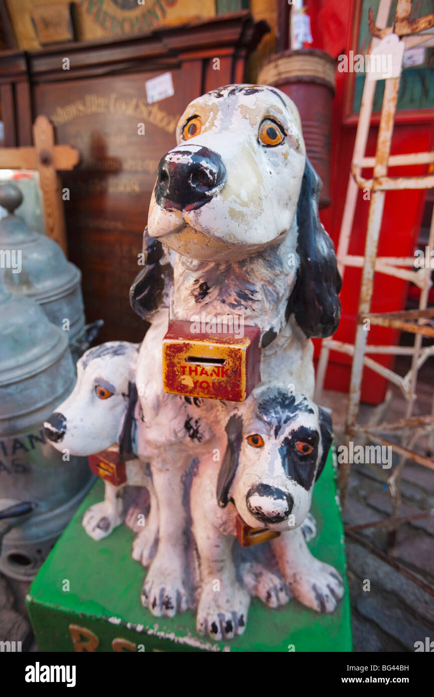 Inghilterra, Londra Portobello Road Mercato di Antiquariato, antichi Charity Box Foto Stock