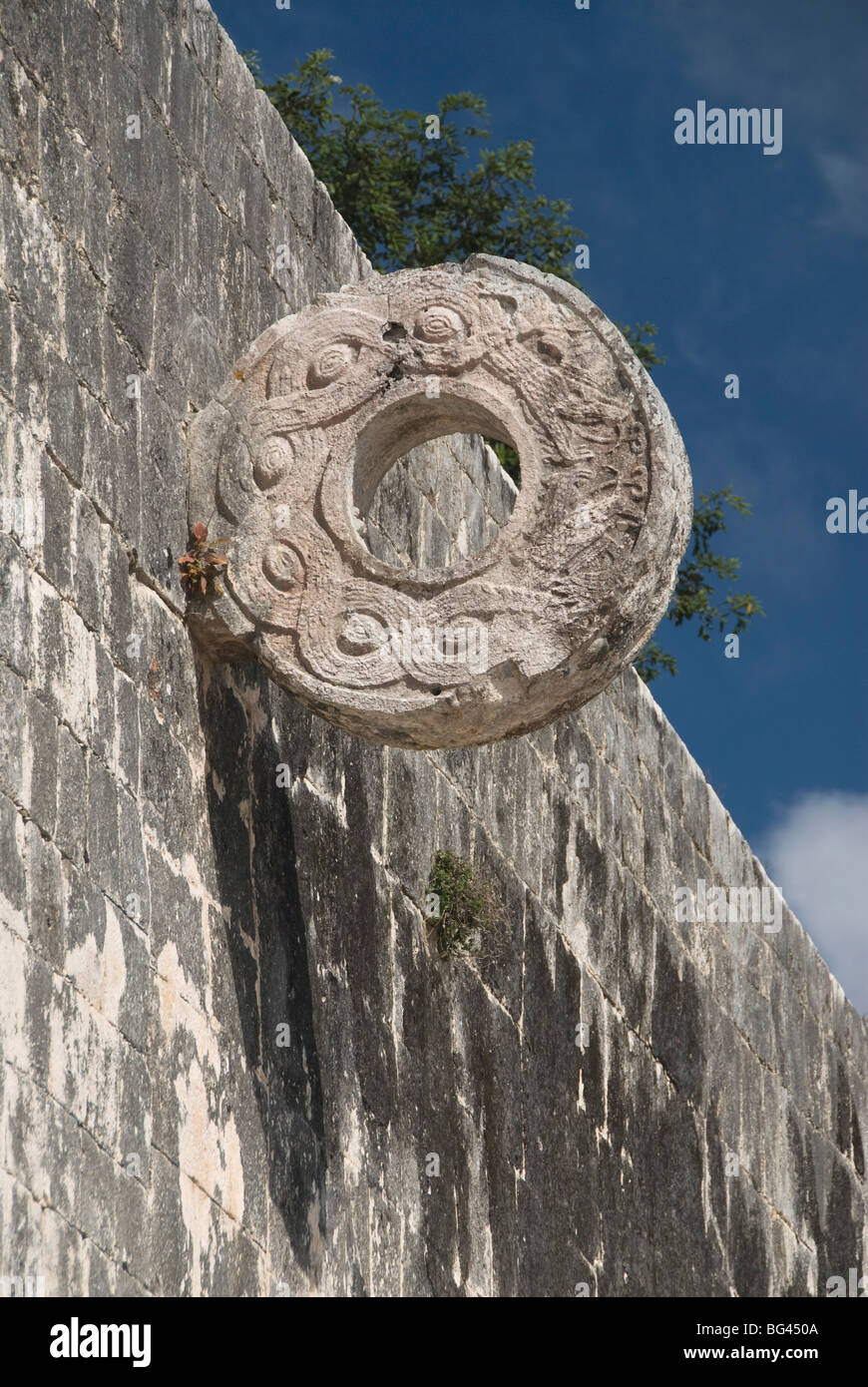 Uno dei cerchi di pietra nella grande palla (Gran Juego de Pelota), Chichen Itza, Yucatan, Messico Foto Stock