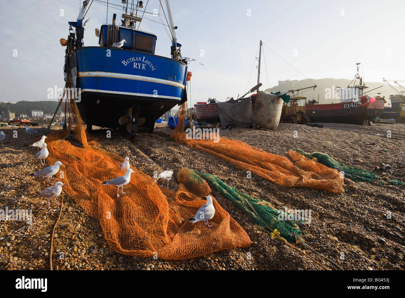 Inghilterra, East Sussex, Hastings, Stade, Shore basato barche di pescatori sulla spiaggia Foto Stock