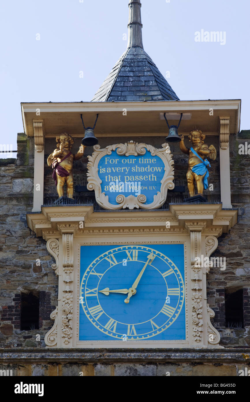 Inghilterra, East Sussex, segala, St Marys Chiesa, il trimestre ragazzi Chiesa torre con orologio Foto Stock