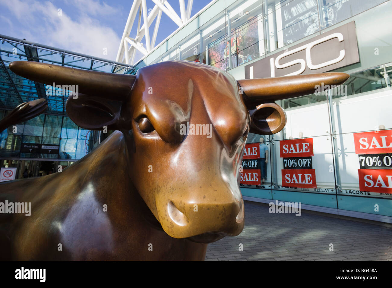Inghilterra, Birmingham, Bronzo Bull statua scolpita da Laurence Broderick a Bullring Shopping Mall Foto Stock