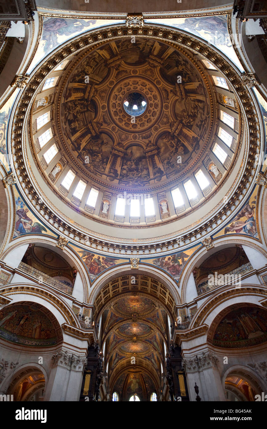 Inghilterra, Londra, la Cattedrale di St Paul, la cupola e transetto Foto Stock