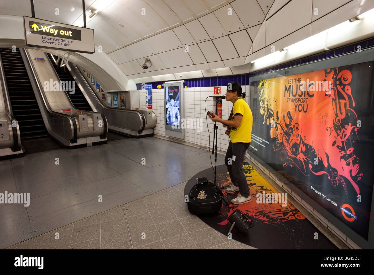 Inghilterra, Londra, la stazione della metropolitana, Busker Foto Stock