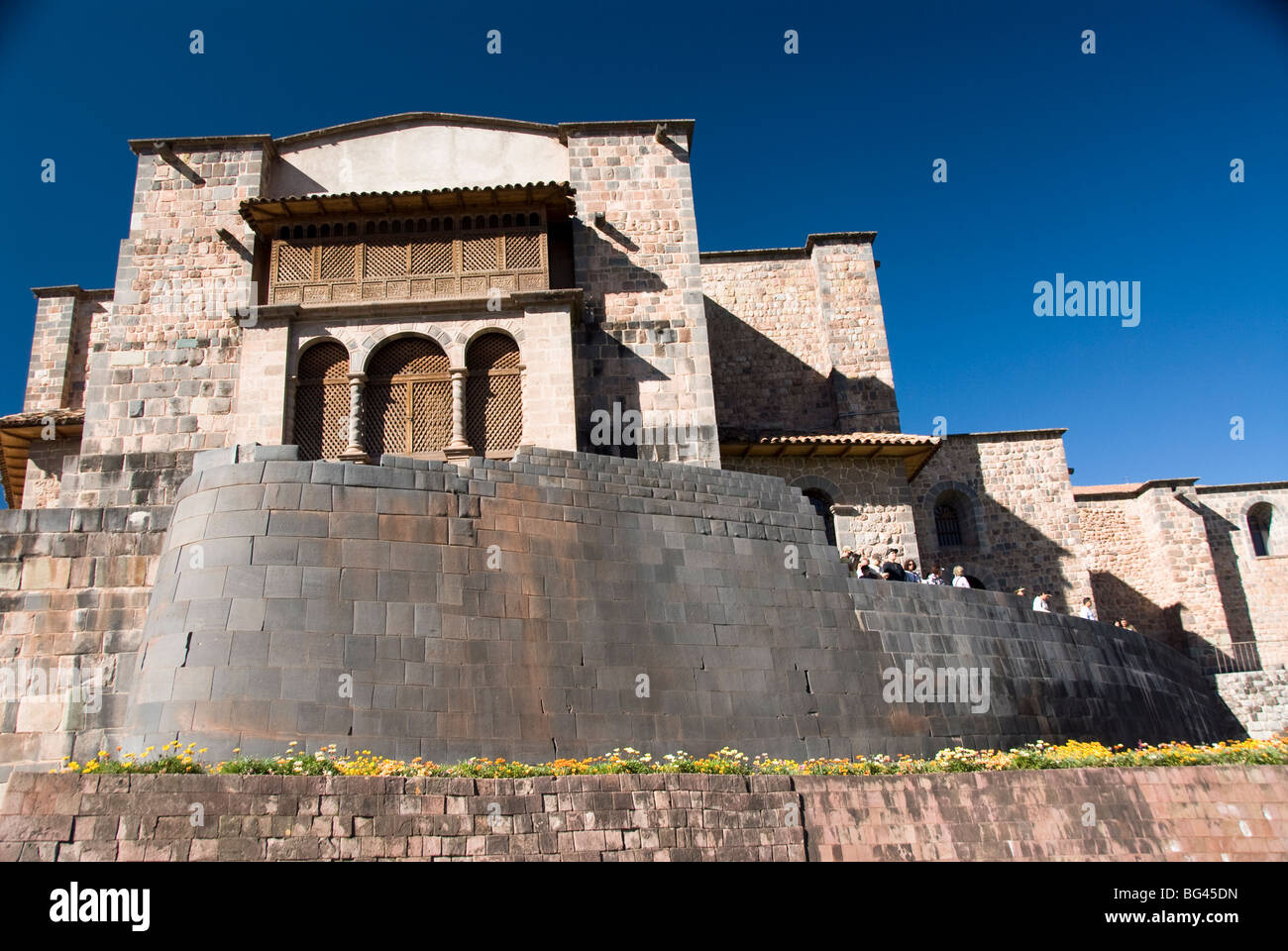 Parete in primo piano del Inca rovina di Coricancha, con la chiesa di Santo Domingo in background, Cuzco, Perù Foto Stock