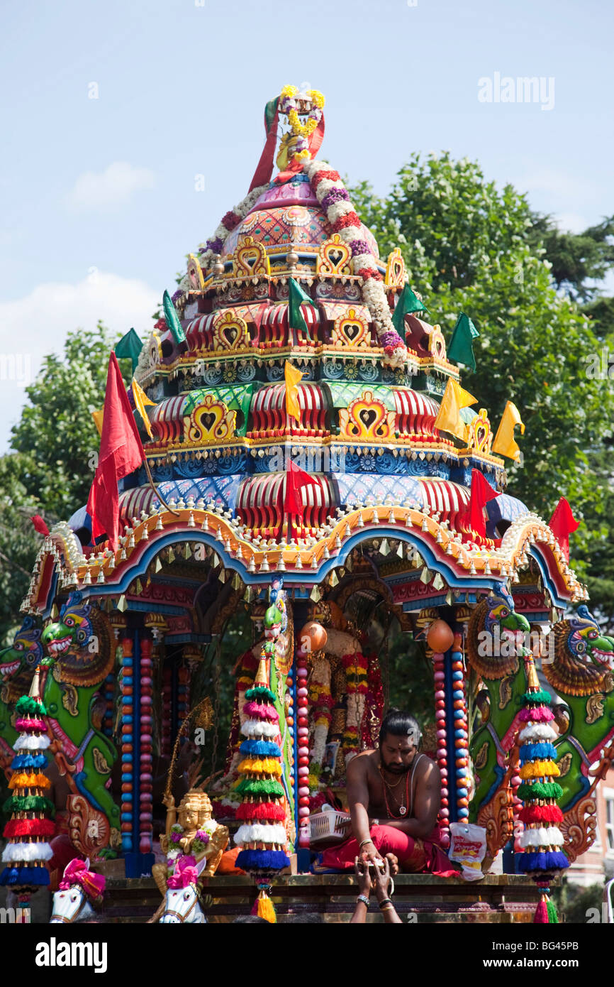 Inghilterra, Londra, Ealing, Shri Kanaga Thurkkai Amman Tempio, carro i partecipanti al Festival Foto Stock